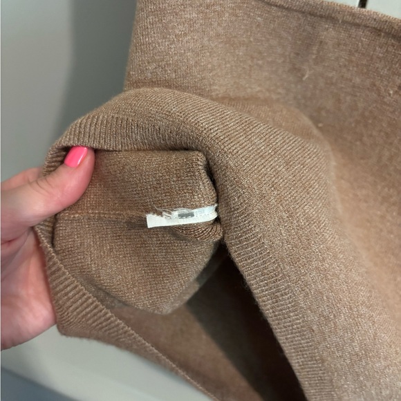 Abercrombie & Fitch Cozy Knit Cropped Tank Top - Picture 4 of 5